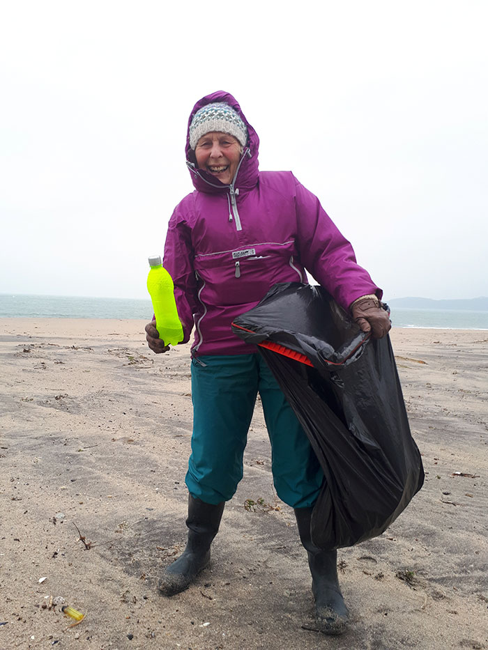 70-Year-Old Grandma Cleans 52 Beaches In One Year After Watching A Documentary About Plastic Pollution 70-Year-Old Grandma Cleans 52 Beaches In One Year After Watching A Documentary About Plastic Pollution