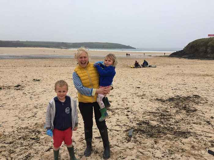 70-Year-Old Grandma Cleans 52 Beaches In One Year After Watching A Documentary About Plastic Pollution 70-Year-Old Grandma Cleans 52 Beaches In One Year After Watching A Documentary About Plastic Pollution
