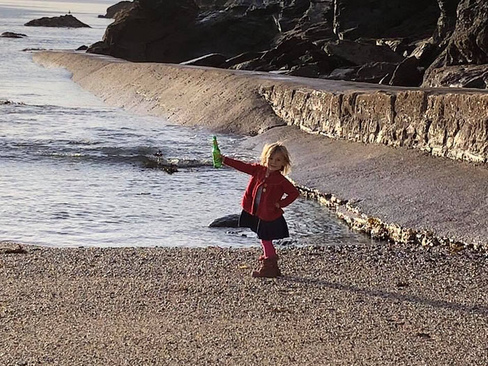 70-Year-Old Grandma Cleans 52 Beaches In One Year After Watching A Documentary About Plastic Pollution 70-Year-Old Grandma Cleans 52 Beaches In One Year After Watching A Documentary About Plastic Pollution