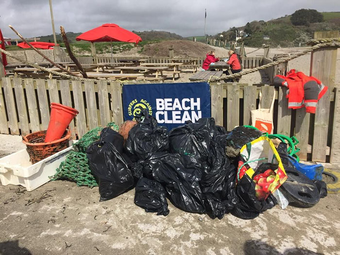 70-Year-Old Grandma Cleans 52 Beaches In One Year After Watching A Documentary About Plastic Pollution 70-Year-Old Grandma Cleans 52 Beaches In One Year After Watching A Documentary About Plastic Pollution