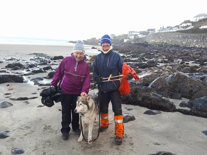 70-Year-Old Grandma Cleans 52 Beaches In One Year After Watching A Documentary About Plastic Pollution