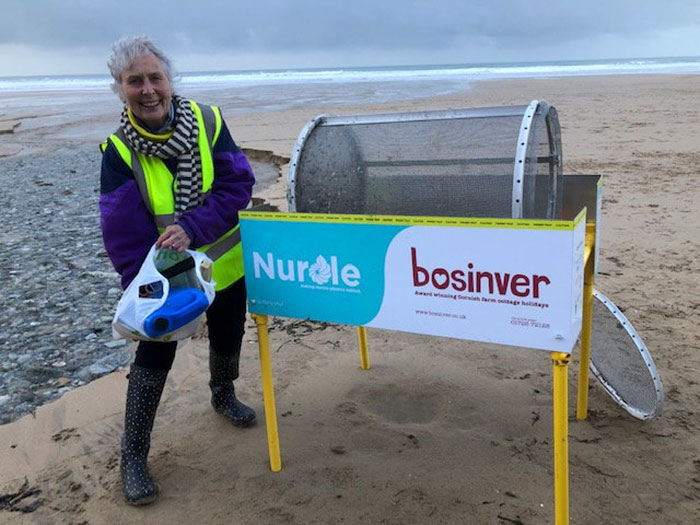70-Year-Old Grandma Cleans 52 Beaches In One Year After Watching A Documentary About Plastic Pollution 70-Year-Old Grandma Cleans 52 Beaches In One Year After Watching A Documentary About Plastic Pollution