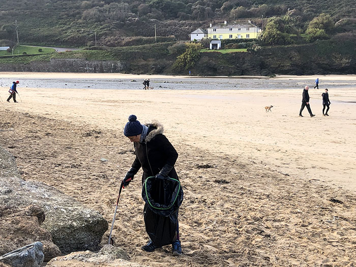 70-Year-Old Grandma Cleans 52 Beaches In One Year After Watching A Documentary About Plastic Pollution