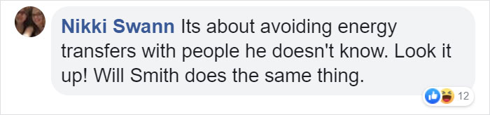 Keanu Reeves Doesn't Touch People When Taking Pictures And It's Too Pure For This World (5 Pics) Keanu Reeves Doesn't Touch People When Taking Pictures And It's Too Pure For This World (5 Pics)