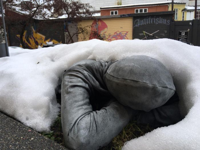 Mannequins-City-Street-Art-Installation-Trolling-Sculptor-Artist-Mark-Jenkins