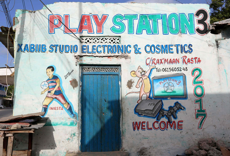 Low Literacy Rates In Somalia Means People Have To 'See' What They Buy So Storefronts Have Amazing Murals (15 Pics) Low Literacy Rates In Somalia Means People Have To 'See' What They Buy So Storefronts Have Amazing Murals (15 Pics)