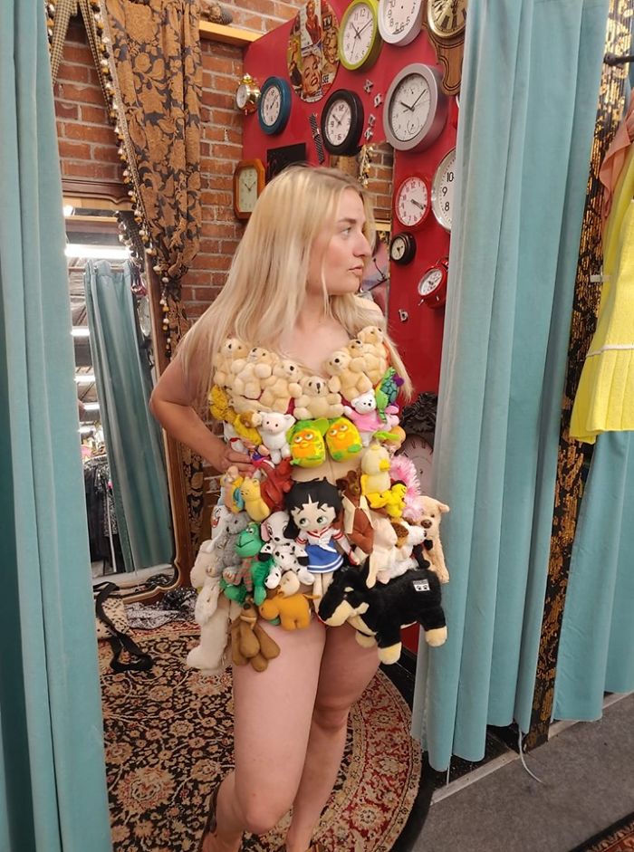 Id Really Like To Know The Origin Story Of This One Piece Covered In Stuffed Animals