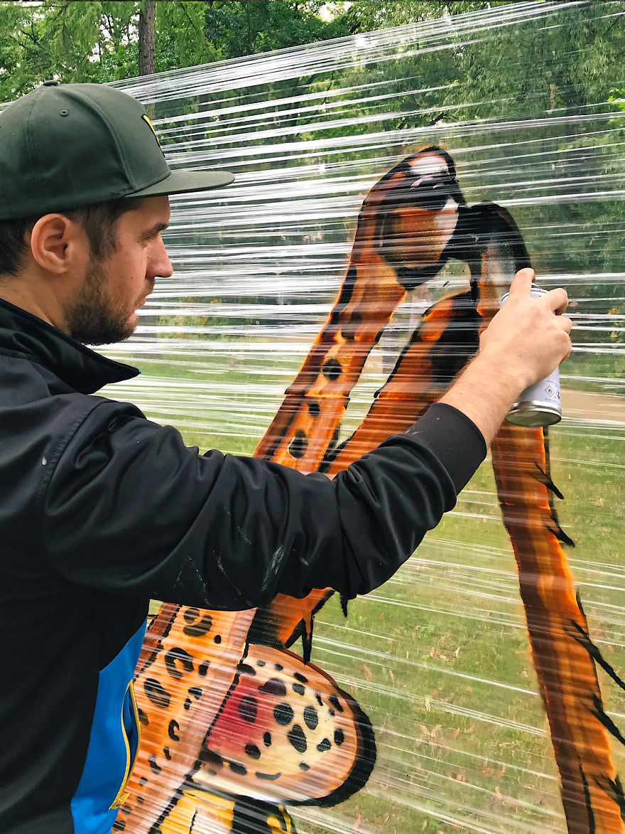I Use Transparent Wrap To Spray-Paint Animals I Use Transparent Wrap To Spray-Paint Animals
