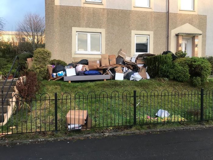 This Woman Just Moved In With 4 Kids Under My 89-Year-Old Grandma’s Home. This Trash Was Dumped Outside Her Lawn For 5 Weeks Until My Dad Complained