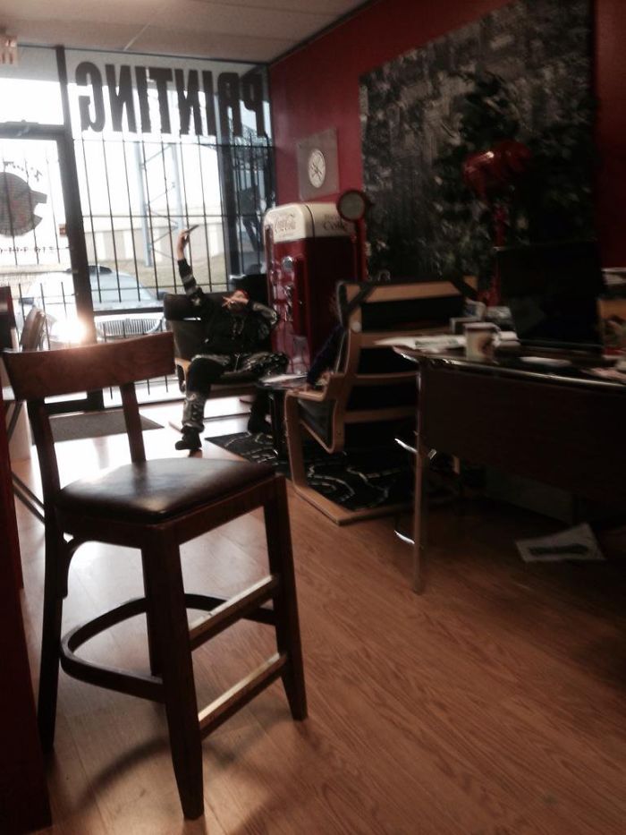 This Woman Sat In My Print Shop For 40 Minutes Taking Selfies, Letting Her Kid Run Loose While She Waited For Her Cab