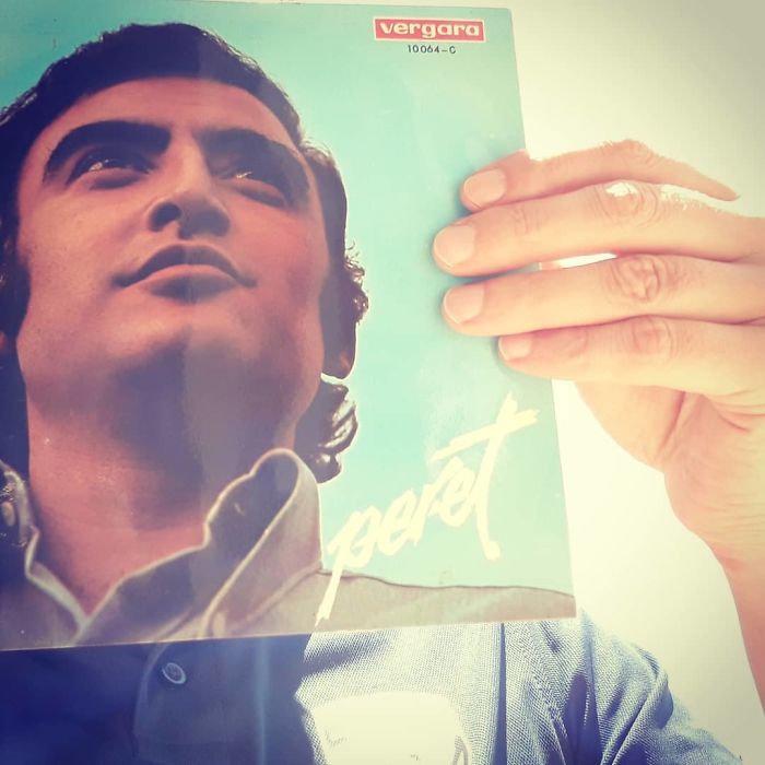 People Are Merging Old Vinyl Covers With Parts Of Their Bodies And The Result Is Amazing