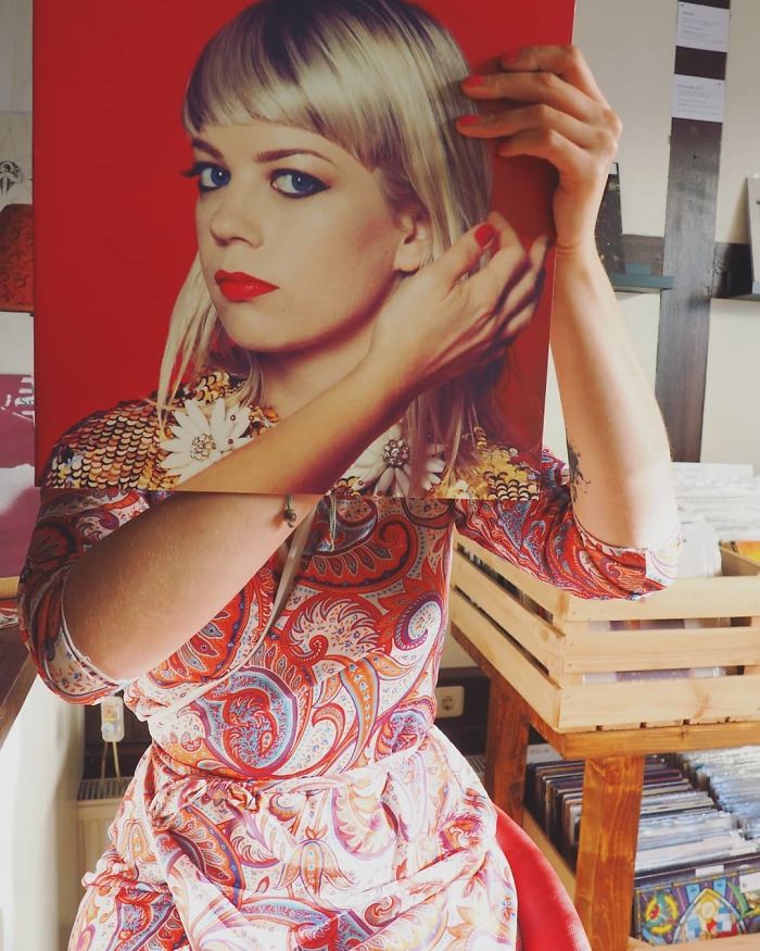 People Are Merging Old Vinyl Covers With Parts Of Their Bodies And The Result Is Amazing