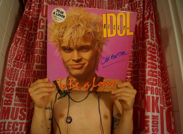 People Are Merging Old Vinyl Covers With Parts Of Their Bodies And The Result Is Amazing