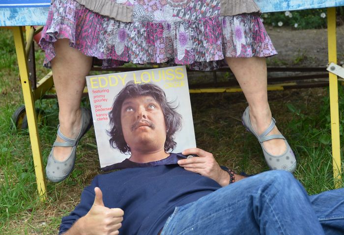 People Are Merging Old Vinyl Covers With Parts Of Their Bodies And The Result Is Amazing