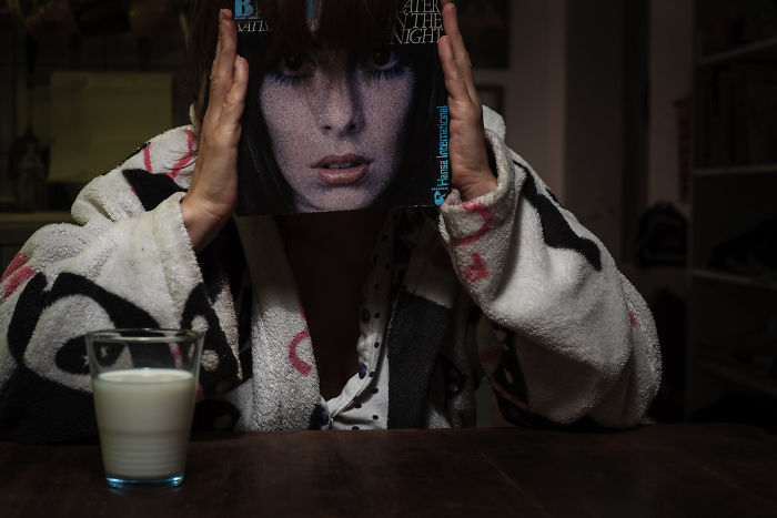 People Are Merging Old Vinyl Covers With Parts Of Their Bodies And The Result Is Amazing