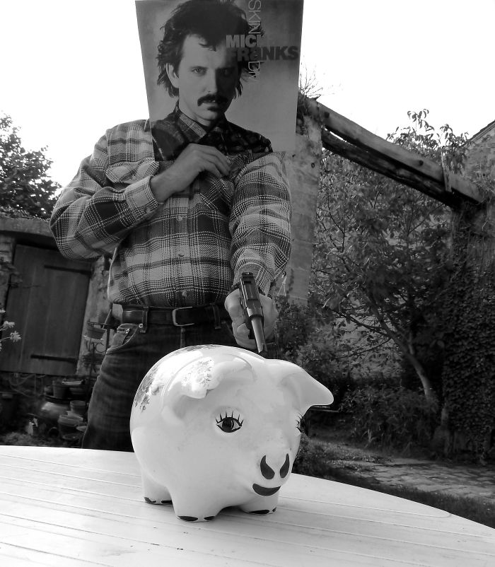 People Are Merging Old Vinyl Covers With Parts Of Their Bodies And The Result Is Amazing