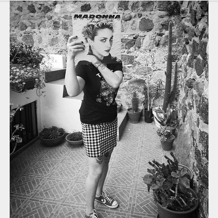 People Are Merging Old Vinyl Covers With Parts Of Their Bodies And The Result Is Amazing