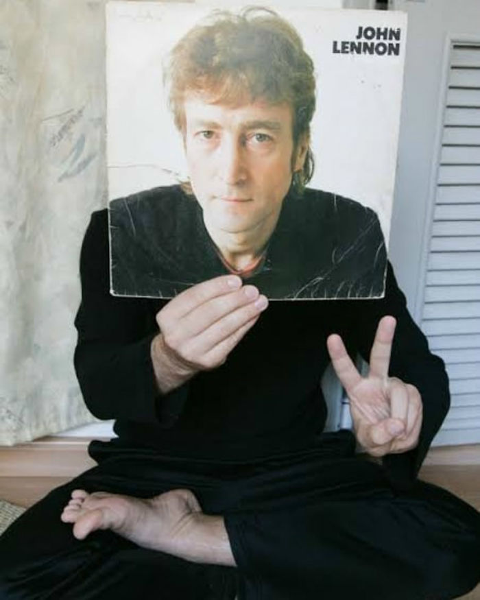 People Are Merging Old Vinyl Covers With Parts Of Their Bodies And The Result Is Amazing