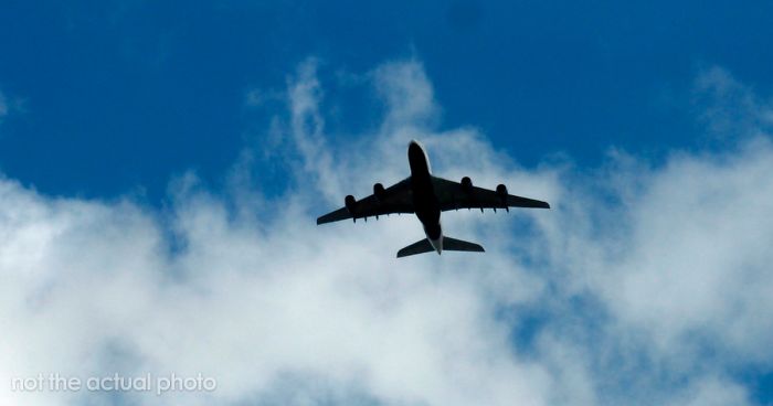 Racist Man Demands That A Woman Stop Speaking Spanish On A Plane, Passengers Troll Him By Speaking Spanish Too