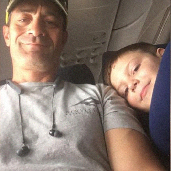 7-Year-Old Autistic Boy Flying Alone With $10 And A Note Explaining His Condition Gets The Best Seatmate 7-Year-Old Autistic Boy Flying Alone With $10 And A Note Explaining His Condition Gets The Best Seatmate