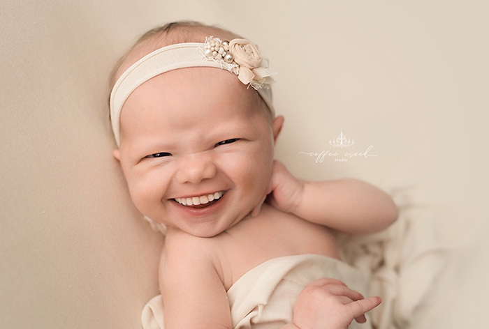 Nurse-Turned-Photographer Adds Smiles On Professional Baby Photos And It’s Hysterical (16 Pics)