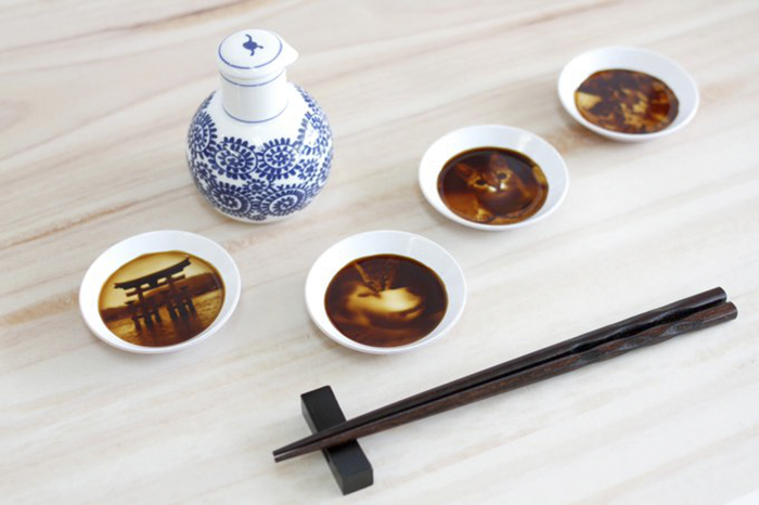 After Pouring Soy Sauce Into These Plates, Entire "Hidden Paintings" Appear After Pouring Soy Sauce Into These Plates, Entire "Hidden Paintings" Appear