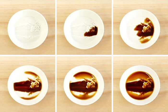 After Pouring Soy Sauce Into These Plates, Entire "Hidden Paintings" Appear After Pouring Soy Sauce Into These Plates, Entire "Hidden Paintings" Appear