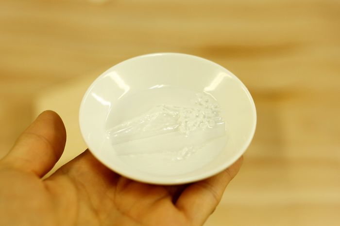 After Pouring Soy Sauce Into These Plates, Entire "Hidden Paintings" Appear