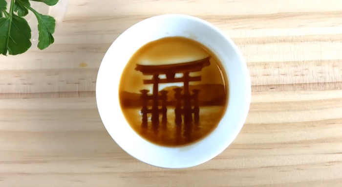 After Pouring Soy Sauce Into These Plates, Entire "Hidden Paintings" Appear After Pouring Soy Sauce Into These Plates, Entire "Hidden Paintings" Appear