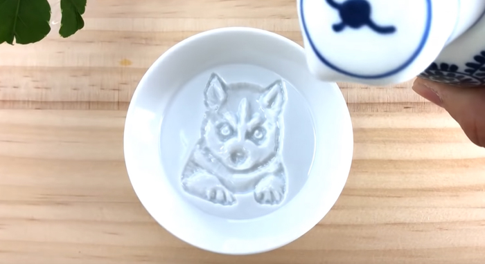After Pouring Soy Sauce Into These Plates, Entire "Hidden Paintings" Appear After Pouring Soy Sauce Into These Plates, Entire "Hidden Paintings" Appear