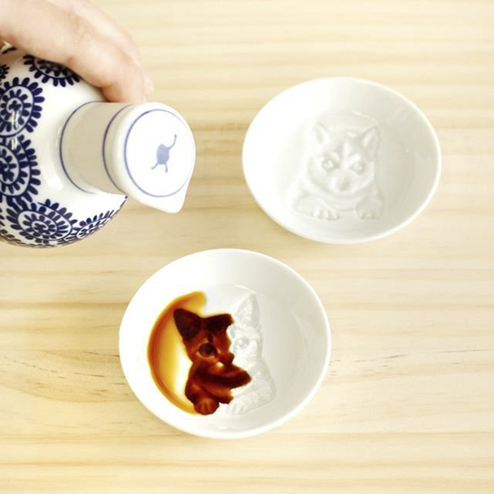 After Pouring Soy Sauce Into These Plates, Entire "Hidden Paintings" Appear