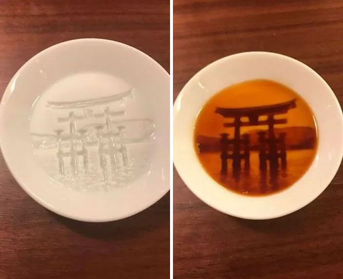 After Pouring Soy Sauce Into These Plates, Entire "Hidden Paintings" Appear