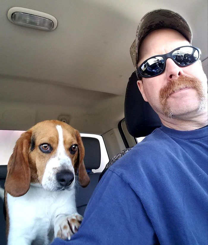 Man Rescues A Beagle From Being Euthanized In A Shelter, The Dog Can't Contain His Gratitude, Hugs His Rescuer Man Rescues A Beagle From Being Euthanized In A Shelter, The Dog Can't Contain His Gratitude, Hugs His Rescuer