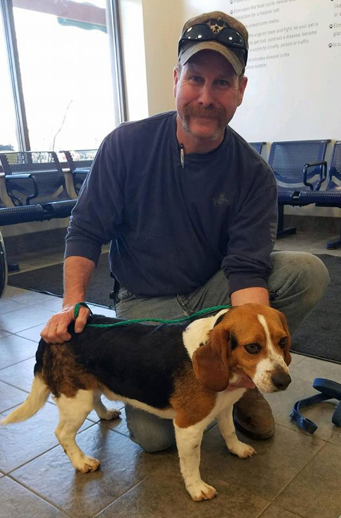 Man Rescues A Beagle From Being Euthanized In A Shelter, The Dog Can't Contain His Gratitude, Hugs His Rescuer Man Rescues A Beagle From Being Euthanized In A Shelter, The Dog Can't Contain His Gratitude, Hugs His Rescuer