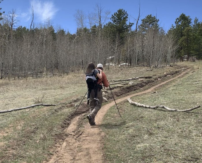 Woman Who Cannot Walk Forms A Duo With A Blind Man So They Could Go Hiking Together: 'He's The Legs, I'm The Eyes' Woman Who Cannot Walk Forms A Duo With A Blind Man So They Could Go Hiking Together: 'He's The Legs, I'm The Eyes'
