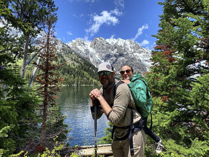 Woman Who Cannot Walk Forms A Duo With A Blind Man So They Could Go Hiking Together: 'He's The Legs, I'm The Eyes' Woman Who Cannot Walk Forms A Duo With A Blind Man So They Could Go Hiking Together: 'He's The Legs, I'm The Eyes'