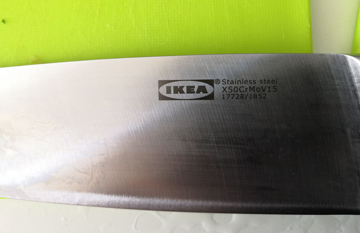 Chef Proves You Don't Need $1000 Knives To Cut Slices Like A Pro, It Only Takes 2 Steps Chef Proves You Don't Need $1000 Knives To Cut Slices Like A Pro, It Only Takes 2 Steps