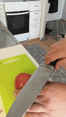 Chef Proves You Don't Need $1000 Knives To Cut Slices Like A Pro, It Only Takes 2 Steps Chef Proves You Don't Need $1000 Knives To Cut Slices Like A Pro, It Only Takes 2 Steps