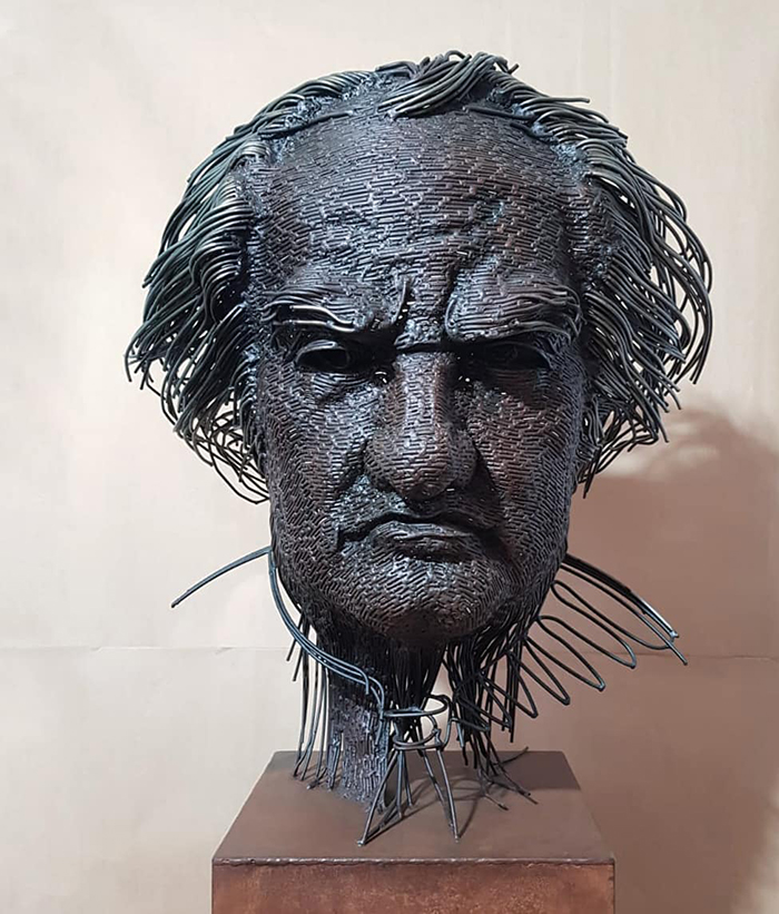 This Sculptor Bends Metal Wire Into Incredible Sculptures Of Historical Figures