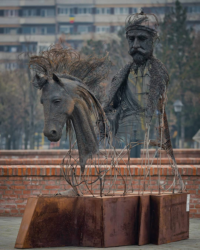 This Sculptor Bends Metal Wire Into Incredible Sculptures Of Historical Figures