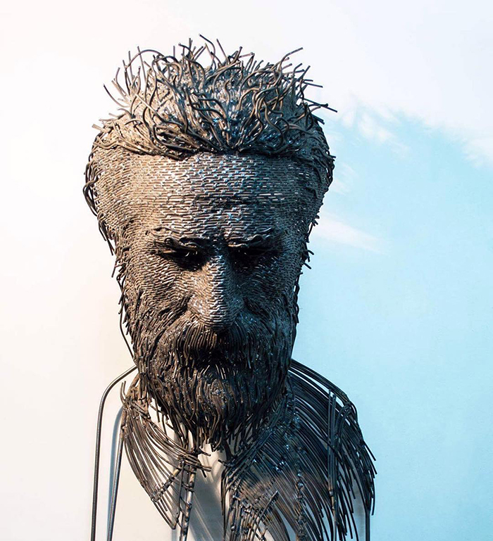 This Sculptor Bends Metal Wire Into Incredible Sculptures Of Historical Figures