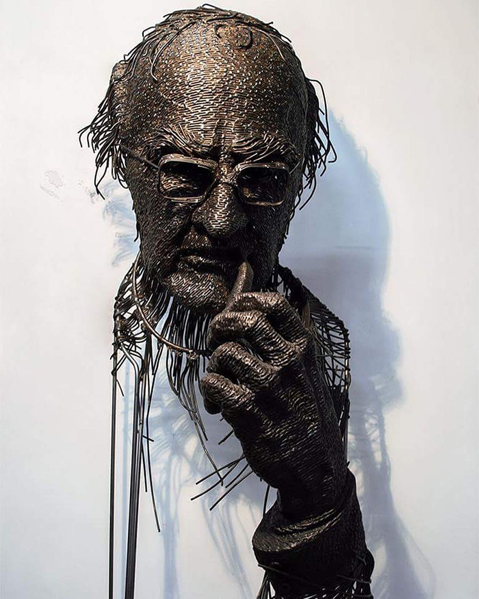 This Sculptor Bends Metal Wire Into Incredible Sculptures Of Historical Figures