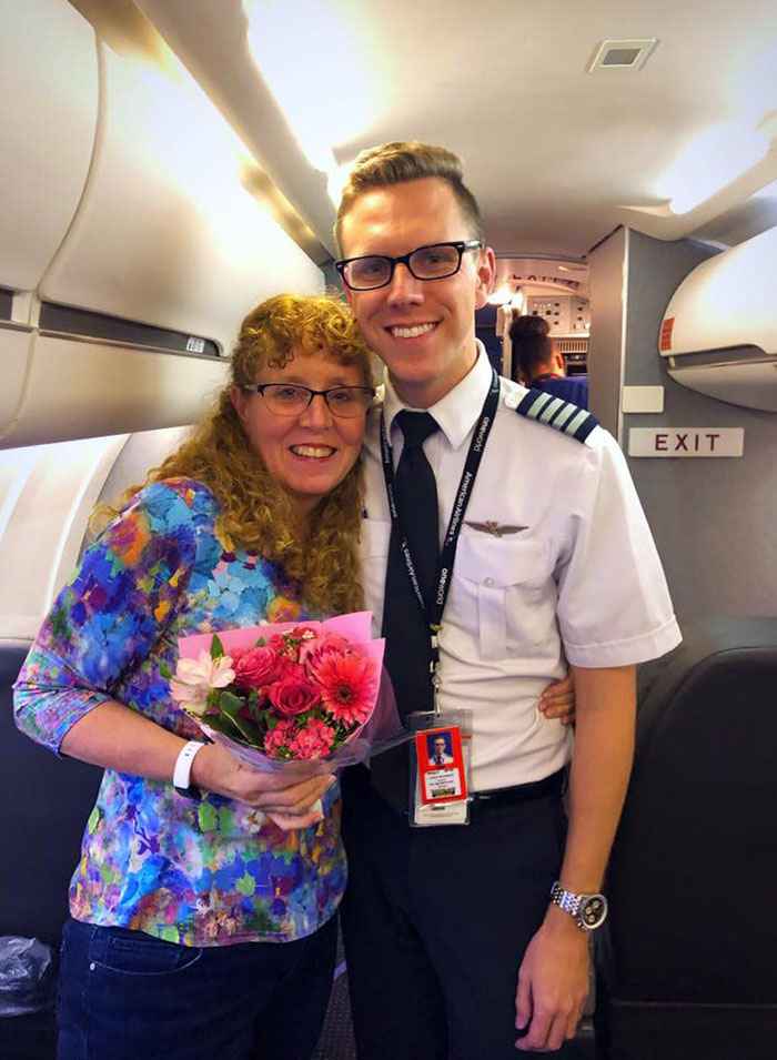 Mom Ends Up Being The Only Passenger On Her Son’s Flight After A 7-Hour Delay, Gets A Private Flight Mom Ends Up Being The Only Passenger On Her Son’s Flight After A 7-Hour Delay, Gets A Private Flight