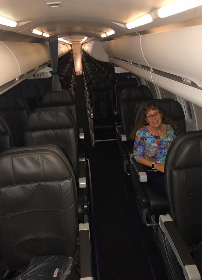 Mom Ends Up Being The Only Passenger On Her Son’s Flight After A 7-Hour Delay, Gets A Private Flight Mom Ends Up Being The Only Passenger On Her Son’s Flight After A 7-Hour Delay, Gets A Private Flight