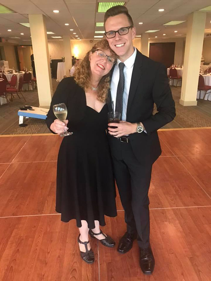 Mom Ends Up Being The Only Passenger On Her Son’s Flight After A 7-Hour Delay, Gets A Private Flight Mom Ends Up Being The Only Passenger On Her Son’s Flight After A 7-Hour Delay, Gets A Private Flight