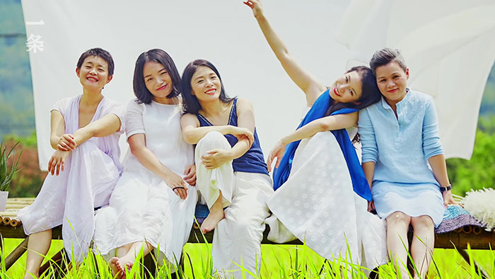 7 Girlfriends Decide To Spend The Rest Of Their Lives Together And Buy A House For $580k 7 Girlfriends Decide To Spend The Rest Of Their Lives Together And Buy A House For $580k