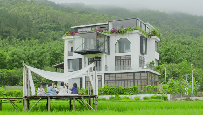 7 Girlfriends Decide To Spend The Rest Of Their Lives Together And Buy A House For $580k