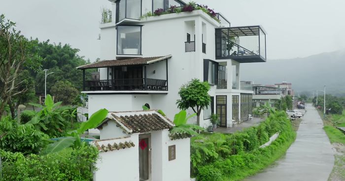 7 Girlfriends Decide To Spend The Rest Of Their Lives Together And Buy A House For $580k