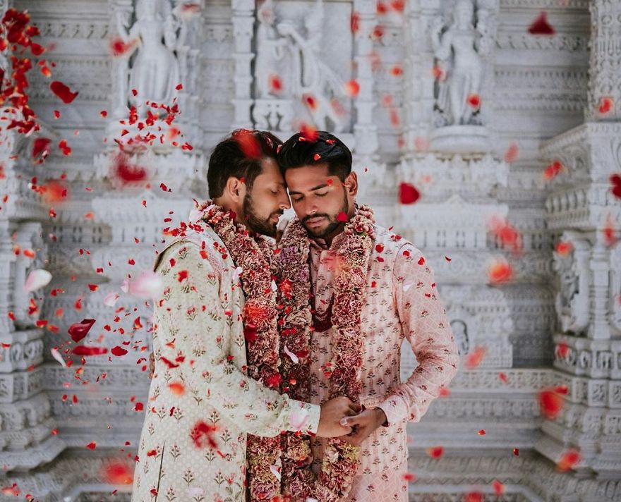 Gay Indian Couple Holds A Traditional Wedding Ceremony In A Hindu Temple, And Their Photos Go Viral Gay Indian Couple Holds A Traditional Wedding Ceremony In A Hindu Temple, And Their Photos Go Viral