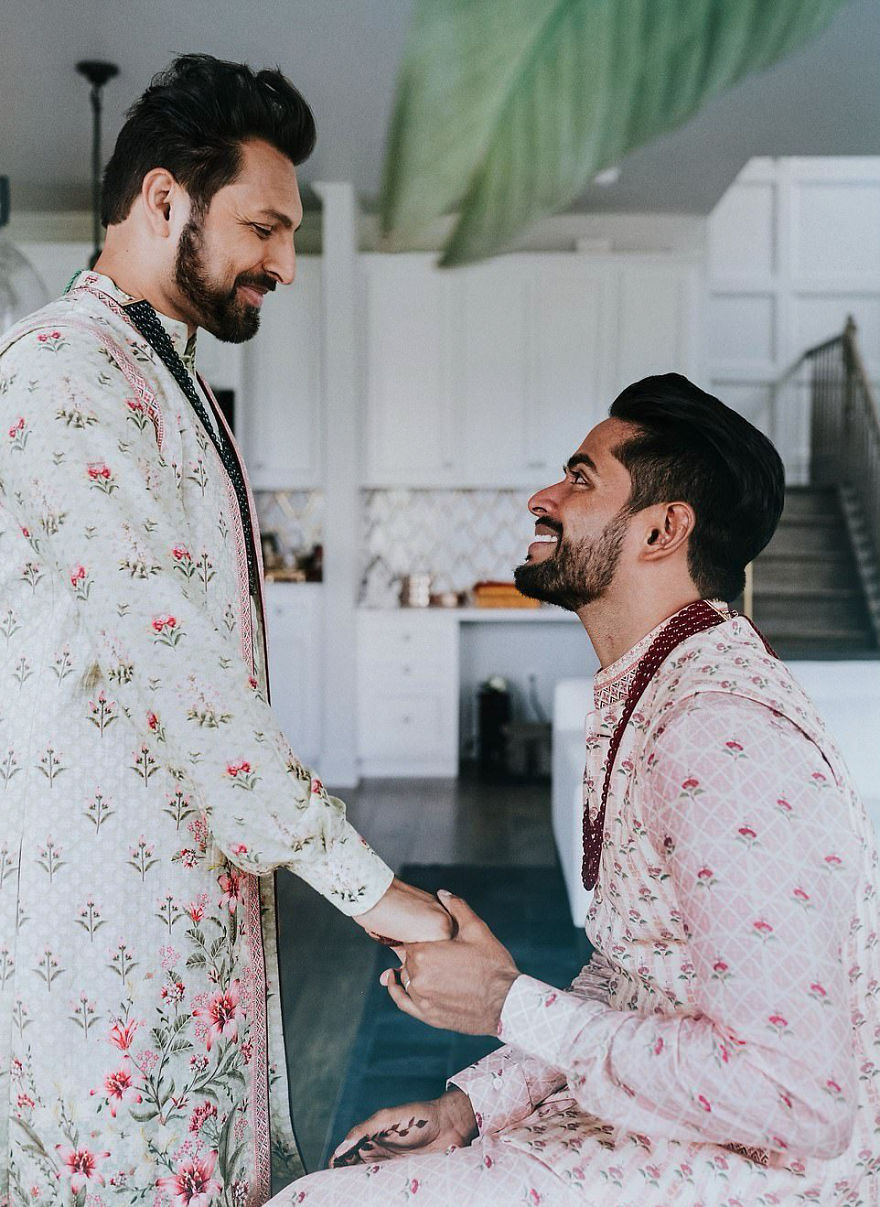 Gay Indian Couple Holds A Traditional Wedding Ceremony In A Hindu Temple, And Their Photos Go Viral Gay Indian Couple Holds A Traditional Wedding Ceremony In A Hindu Temple, And Their Photos Go Viral